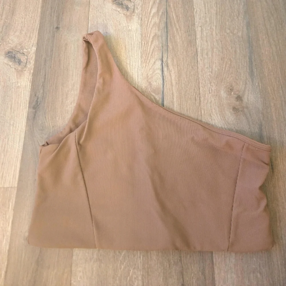 Wilo Asymmetrical Ribbed Bra - Picture 7 of 8